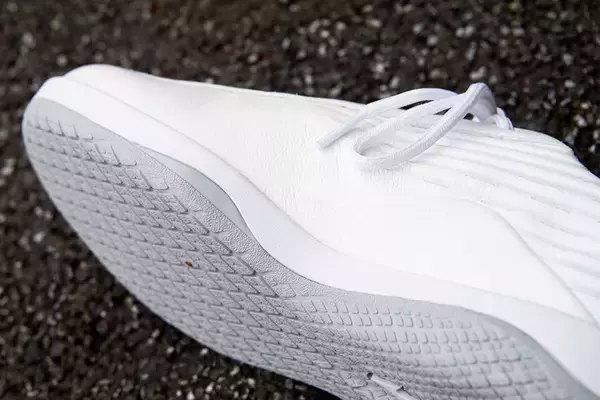 「F1ドライバーもやっている「靴裏を拭いてから運転」は市販車でも重要！　梅雨の季節は危険も減らせる行為だった」の画像