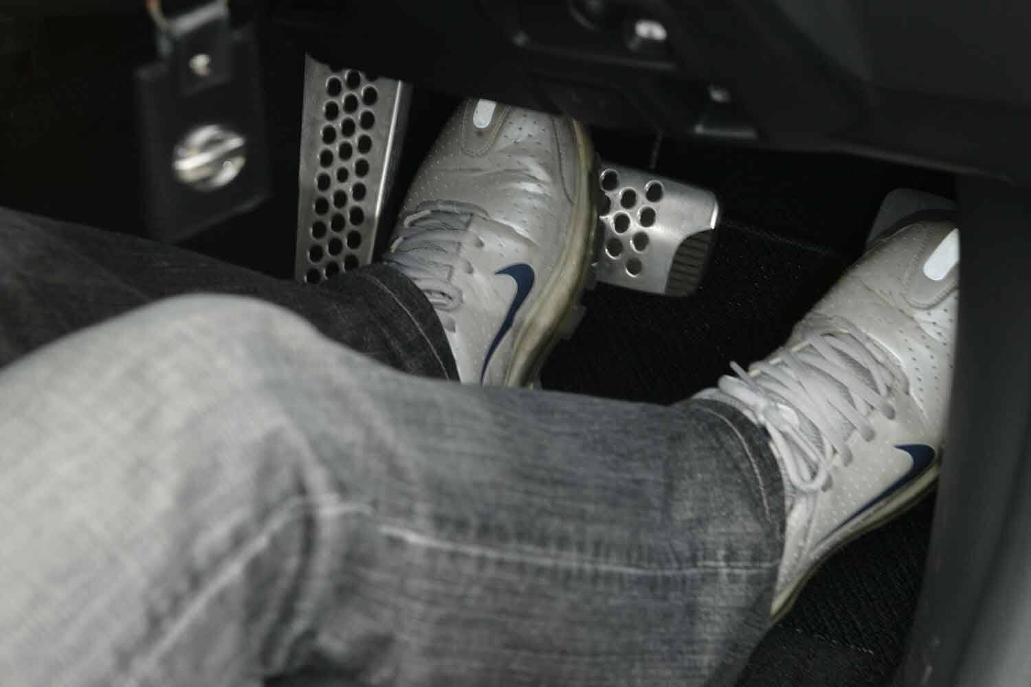 F1ドライバーもやっている「靴裏を拭いてから運転」は市販車でも重要！　梅雨の季節は危険も減らせる行為だった