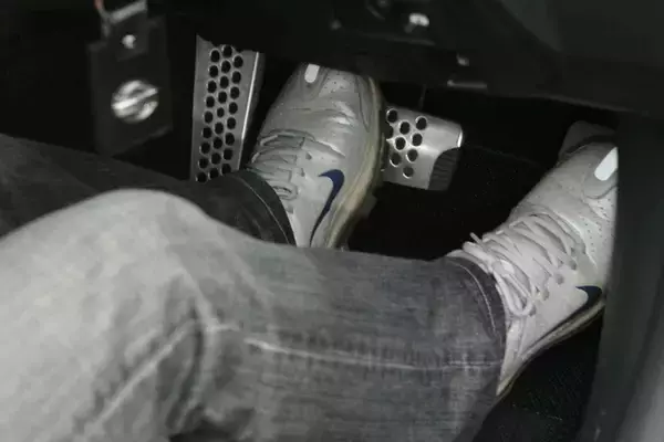 「F1ドライバーもやっている「靴裏を拭いてから運転」は市販車でも重要！　梅雨の季節は危険も減らせる行為だった」の画像