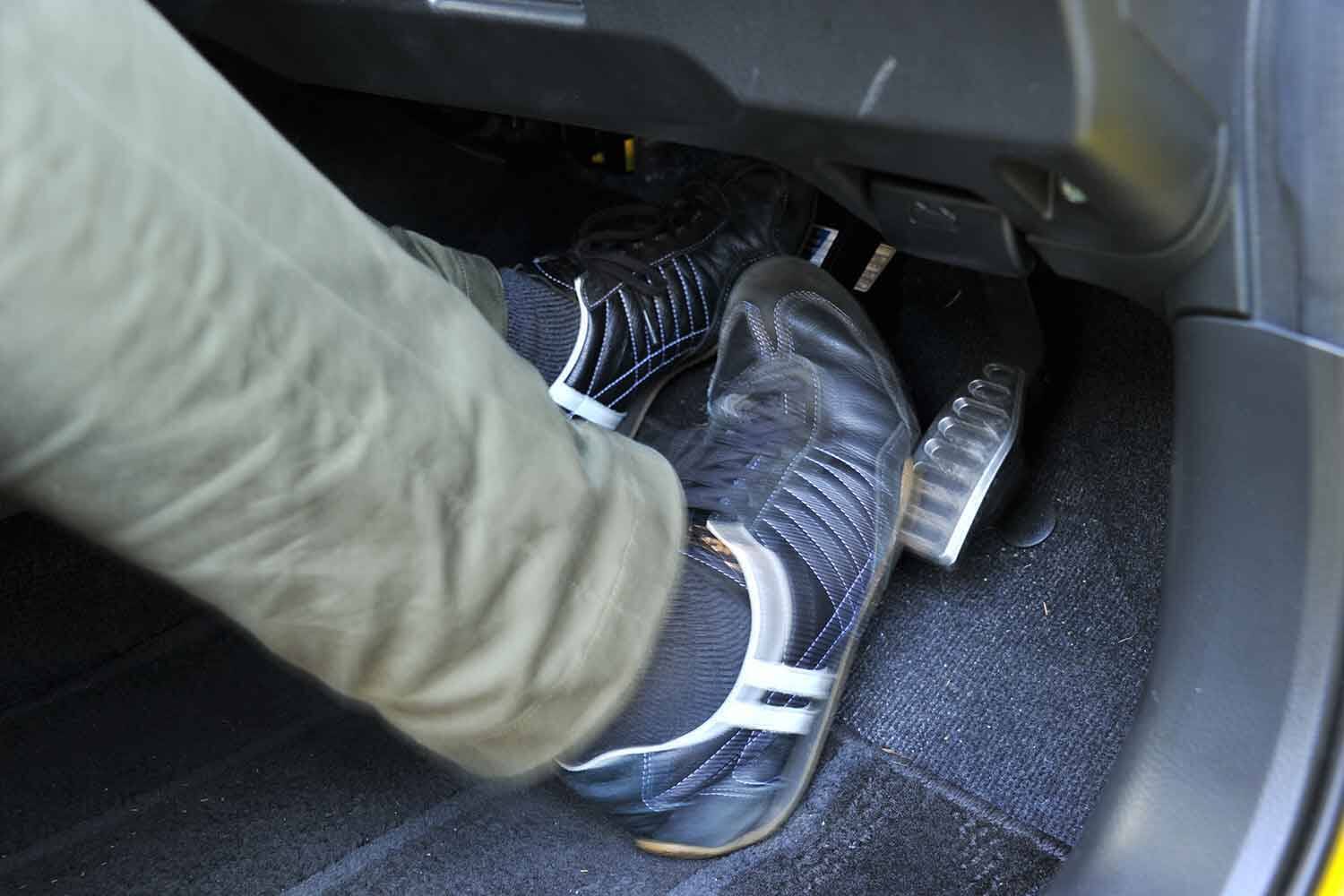 F1ドライバーもやっている「靴裏を拭いてから運転」は市販車でも重要！　梅雨の季節は危険も減らせる行為だった