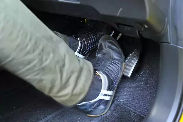 「F1ドライバーもやっている「靴裏を拭いてから運転」は市販車でも重要！　梅雨の季節は危険も減らせる行為だった」の画像