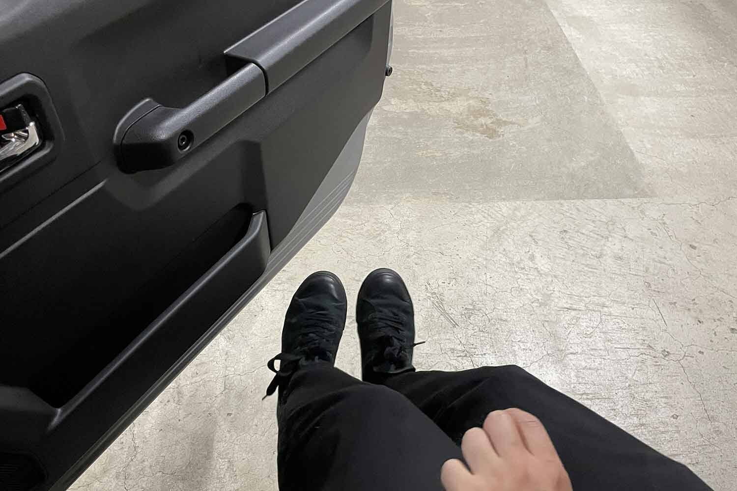 F1ドライバーもやっている「靴裏を拭いてから運転」は市販車でも重要！　梅雨の季節は危険も減らせる行為だった