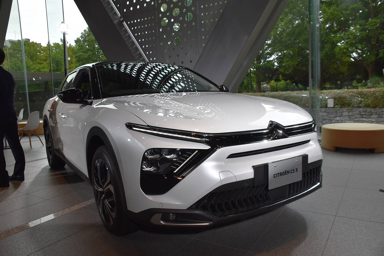 シトロエンの新たなクロスオーバーSUV「C5 X」が登場！　先進装備テンコ盛りでも価格は484万円から