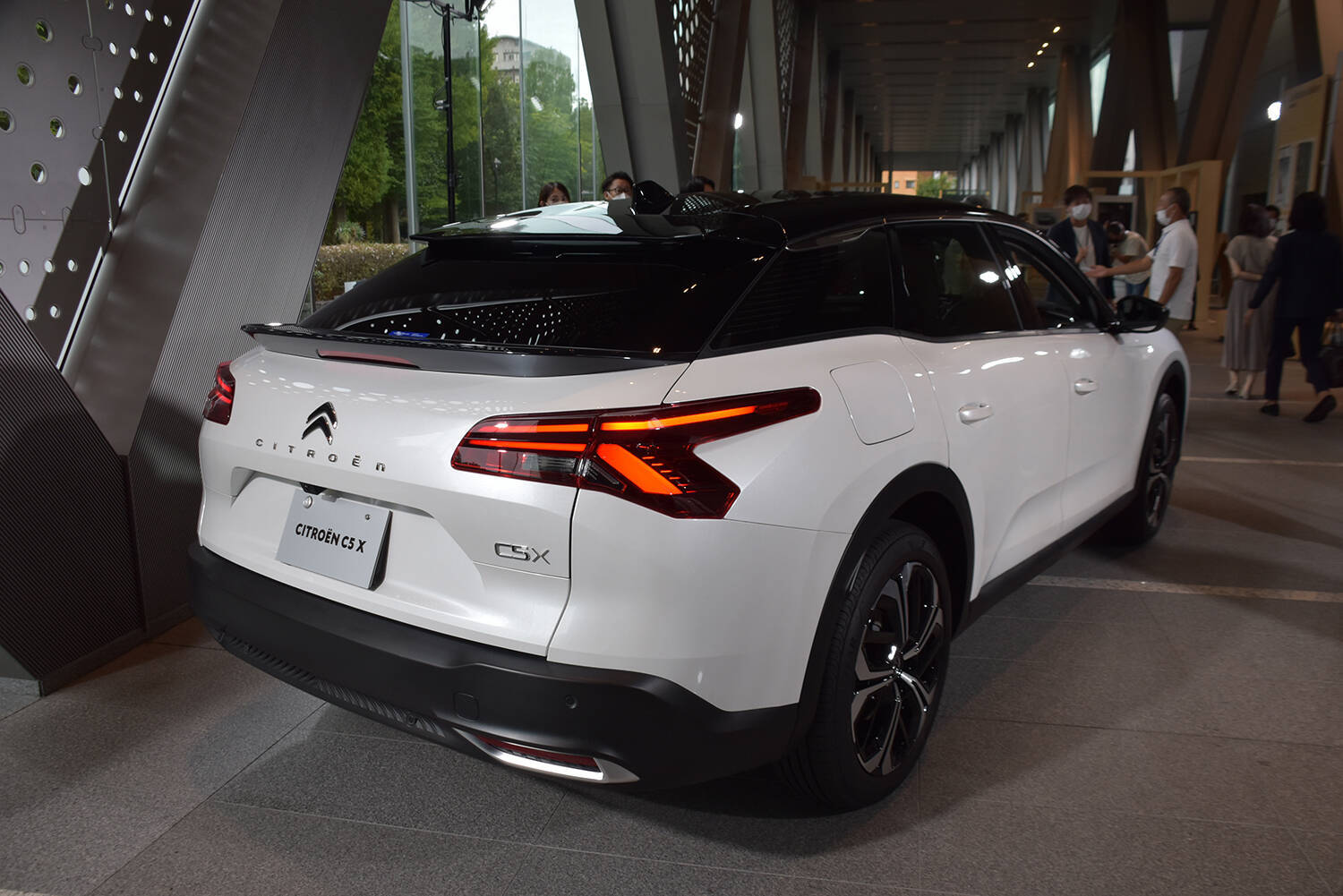 シトロエンの新たなクロスオーバーSUV「C5 X」が登場！　先進装備テンコ盛りでも価格は484万円から