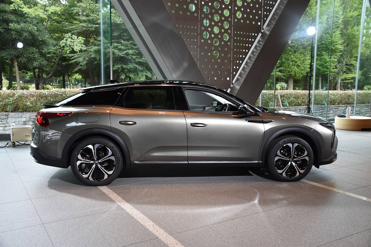 シトロエンの新たなクロスオーバーSUV「C5 X」が登場！　先進装備テンコ盛りでも価格は484万円から