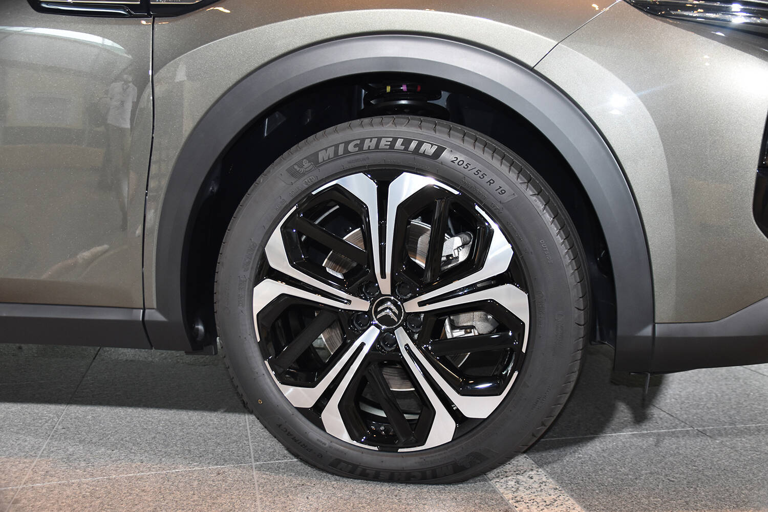 シトロエンの新たなクロスオーバーSUV「C5 X」が登場！　先進装備テンコ盛りでも価格は484万円から