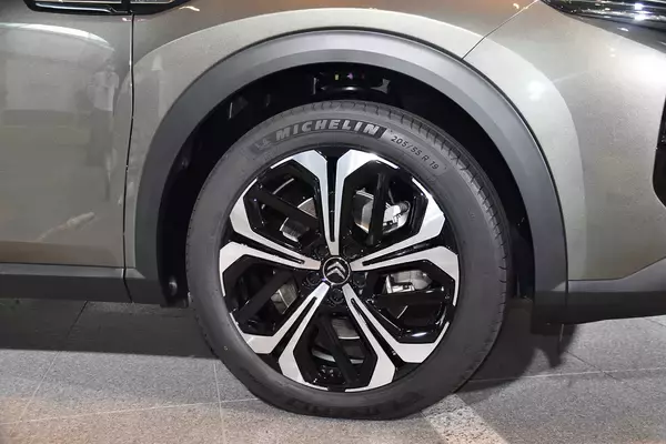 「シトロエンの新たなクロスオーバーSUV「C5 X」が登場！　先進装備テンコ盛りでも価格は484万円から」の画像