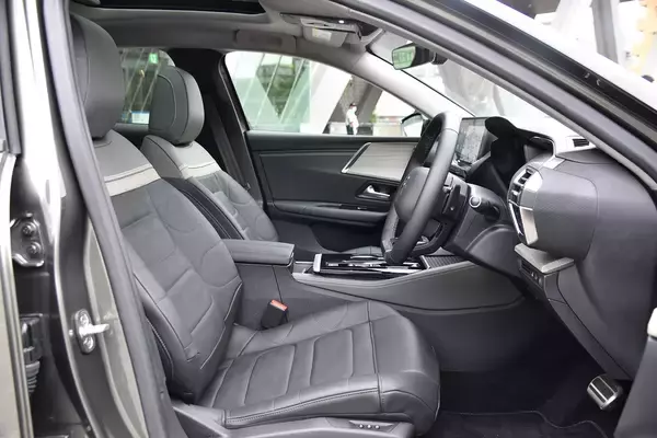 「シトロエンの新たなクロスオーバーSUV「C5 X」が登場！　先進装備テンコ盛りでも価格は484万円から」の画像