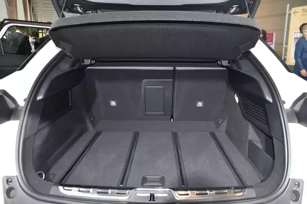 「シトロエンの新たなクロスオーバーSUV「C5 X」が登場！　先進装備テンコ盛りでも価格は484万円から」の画像