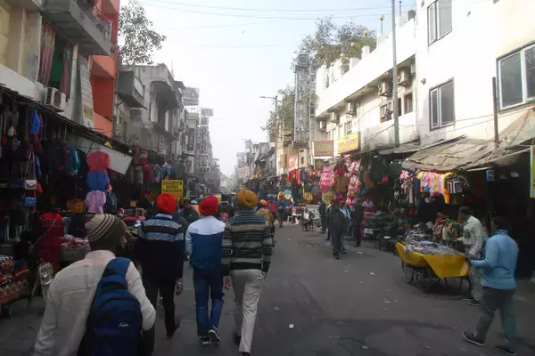 柵も警備員もいなくて通行規制がないから通れないのにバイクが突入！　インドの道路工事現場がまるで災害現場のようだった