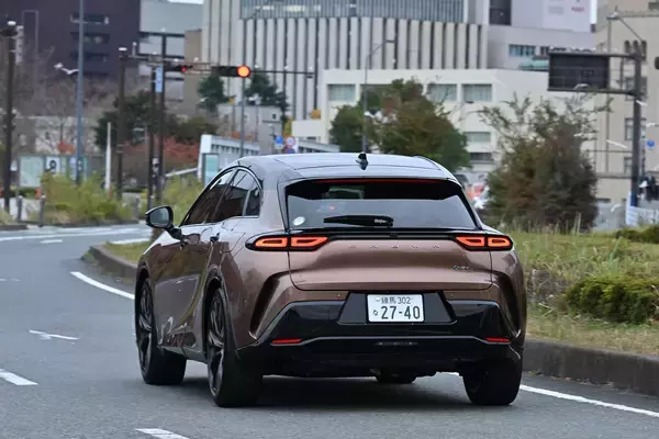 「【試乗】同じ「クラウン」でもまったくキャラが違う！　従来のファンを感動させる「セダン」の乗り味と新しさを感じさせる「スポーツ」」の画像