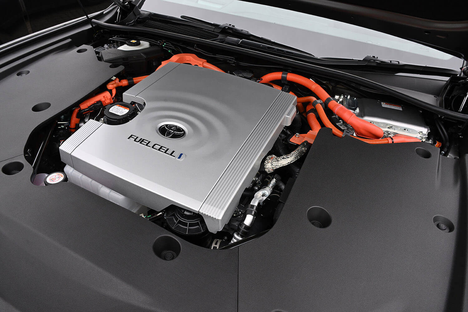 【試乗】同じ「クラウン」でもまったくキャラが違う！　従来のファンを感動させる「セダン」の乗り味と新しさを感じさせる「スポーツ」