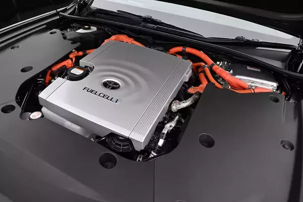 「【試乗】同じ「クラウン」でもまったくキャラが違う！　従来のファンを感動させる「セダン」の乗り味と新しさを感じさせる「スポーツ」」の画像