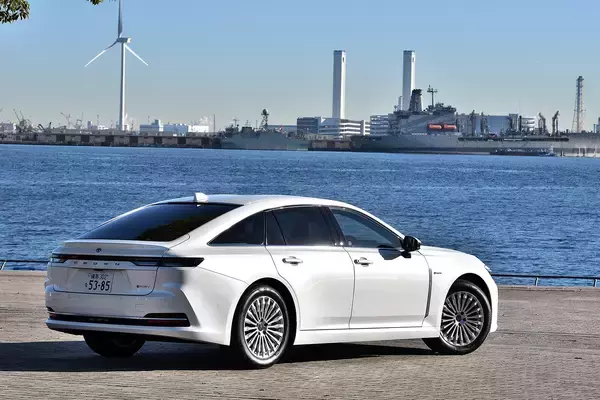 「【試乗】同じ「クラウン」でもまったくキャラが違う！　従来のファンを感動させる「セダン」の乗り味と新しさを感じさせる「スポーツ」」の画像