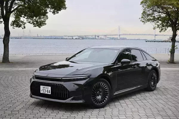 「【試乗】同じ「クラウン」でもまったくキャラが違う！　従来のファンを感動させる「セダン」の乗り味と新しさを感じさせる「スポーツ」」の画像