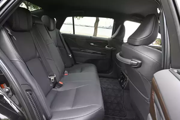 「【試乗】同じ「クラウン」でもまったくキャラが違う！　従来のファンを感動させる「セダン」の乗り味と新しさを感じさせる「スポーツ」」の画像