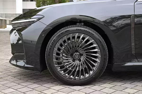 「【試乗】同じ「クラウン」でもまったくキャラが違う！　従来のファンを感動させる「セダン」の乗り味と新しさを感じさせる「スポーツ」」の画像