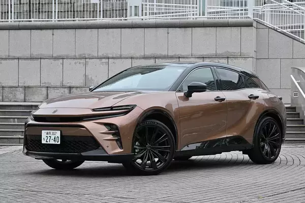 「【試乗】同じ「クラウン」でもまったくキャラが違う！　従来のファンを感動させる「セダン」の乗り味と新しさを感じさせる「スポーツ」」の画像