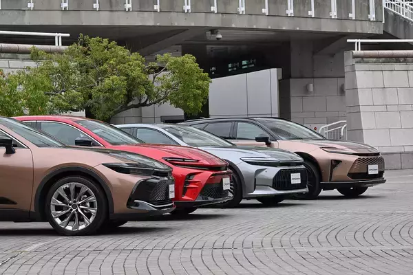 「【試乗】同じ「クラウン」でもまったくキャラが違う！　従来のファンを感動させる「セダン」の乗り味と新しさを感じさせる「スポーツ」」の画像