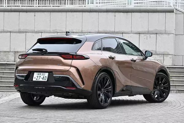 「【試乗】同じ「クラウン」でもまったくキャラが違う！　従来のファンを感動させる「セダン」の乗り味と新しさを感じさせる「スポーツ」」の画像