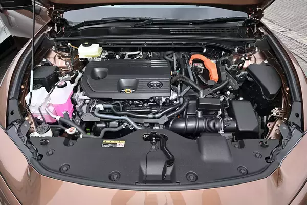 「【試乗】同じ「クラウン」でもまったくキャラが違う！　従来のファンを感動させる「セダン」の乗り味と新しさを感じさせる「スポーツ」」の画像