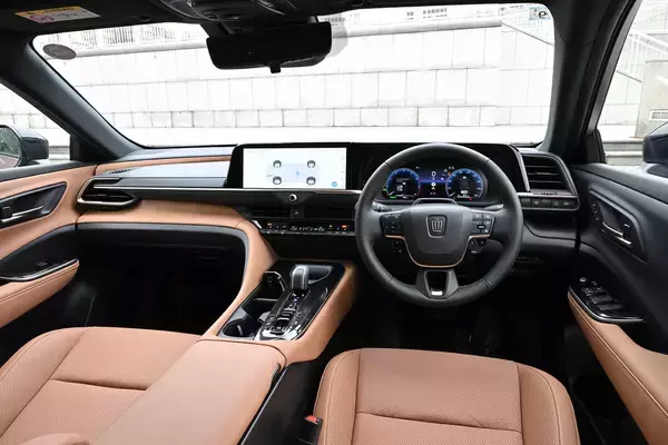 「【試乗】同じ「クラウン」でもまったくキャラが違う！　従来のファンを感動させる「セダン」の乗り味と新しさを感じさせる「スポーツ」」の画像