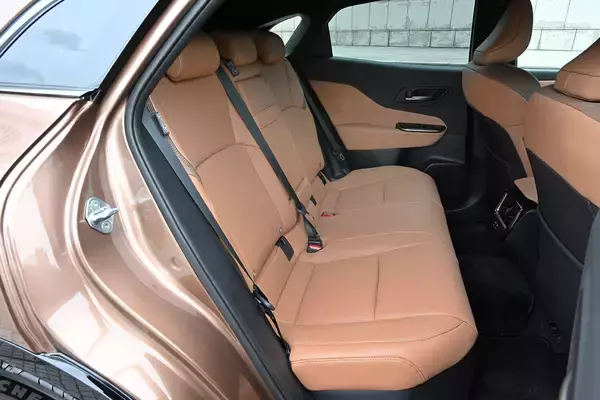 「【試乗】同じ「クラウン」でもまったくキャラが違う！　従来のファンを感動させる「セダン」の乗り味と新しさを感じさせる「スポーツ」」の画像