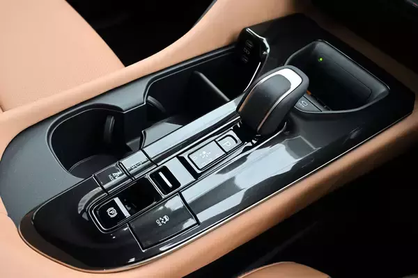 「【試乗】同じ「クラウン」でもまったくキャラが違う！　従来のファンを感動させる「セダン」の乗り味と新しさを感じさせる「スポーツ」」の画像