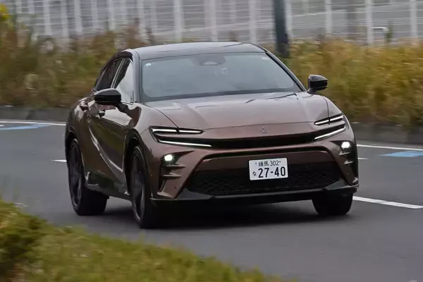 「【試乗】同じ「クラウン」でもまったくキャラが違う！　従来のファンを感動させる「セダン」の乗り味と新しさを感じさせる「スポーツ」」の画像