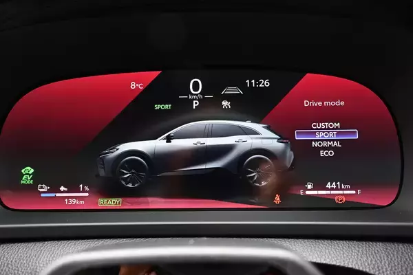 「【試乗】同じ「クラウン」でもまったくキャラが違う！　従来のファンを感動させる「セダン」の乗り味と新しさを感じさせる「スポーツ」」の画像