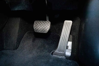 同じ車種なのにMTとATでブレーキペダルの大きさ違うじゃん！　なぜAT車のブレーキペダルは幅広なのか？