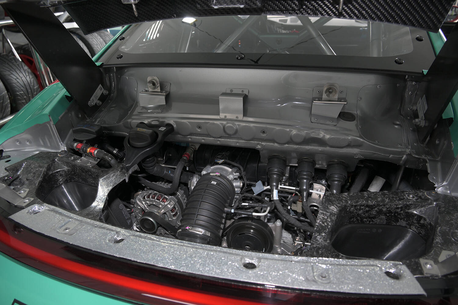 スーパーGTの前から大盛り上がり！　バカッ速の市販車が競う「ポルシェのワンメイクレース」が最高に熱かった