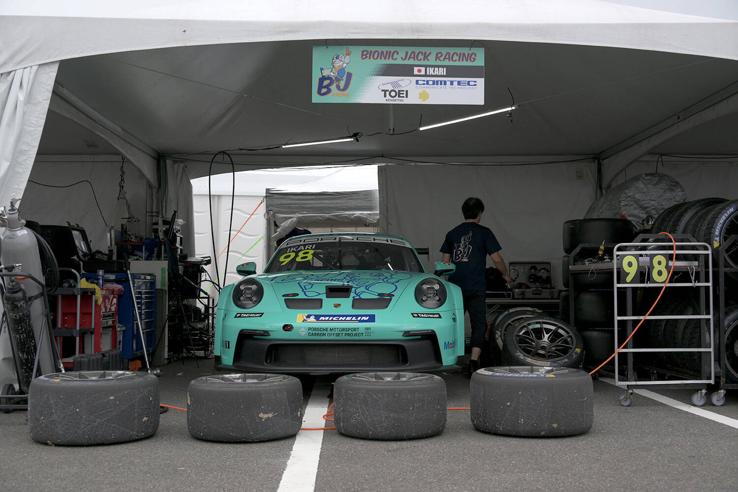 スーパーGTの前から大盛り上がり！　バカッ速の市販車が競う「ポルシェのワンメイクレース」が最高に熱かった