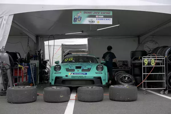 「スーパーGTの前から大盛り上がり！　バカッ速の市販車が競う「ポルシェのワンメイクレース」が最高に熱かった」の画像