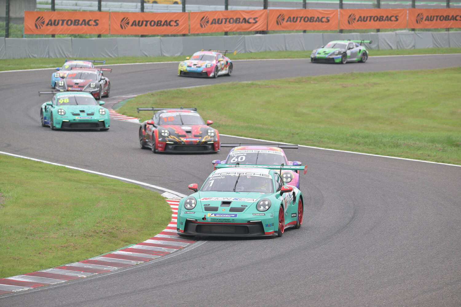 スーパーGTの前から大盛り上がり！　バカッ速の市販車が競う「ポルシェのワンメイクレース」が最高に熱かった