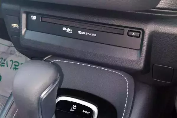 「買い集めた大量のCDはどうすりゃいい？　最新のカローラを買ったら「CD」再生機能がなかった」の画像