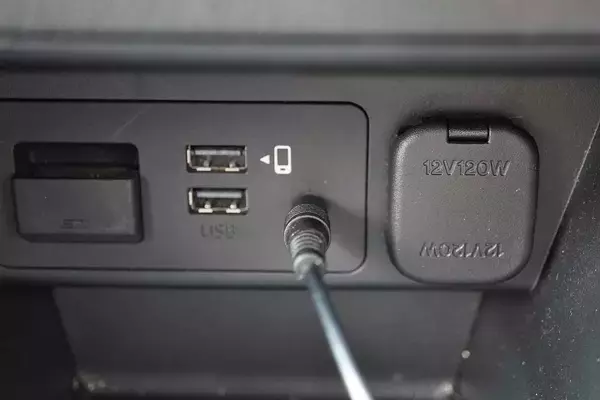 「買い集めた大量のCDはどうすりゃいい？　最新のカローラを買ったら「CD」再生機能がなかった」の画像