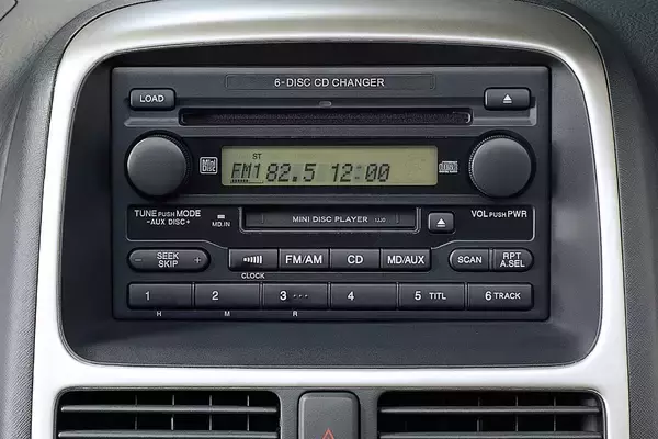 「買い集めた大量のCDはどうすりゃいい？　最新のカローラを買ったら「CD」再生機能がなかった」の画像