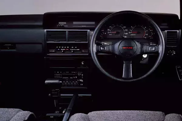 「買い集めた大量のCDはどうすりゃいい？　最新のカローラを買ったら「CD」再生機能がなかった」の画像