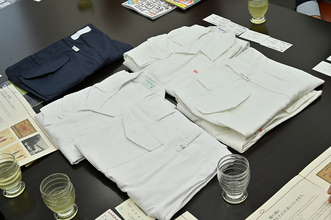 ホンダの白い作業服を作る「山本被服」が創業100周年を鈴鹿サーキットでお祝い！