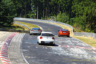 世界のクルマ好きが一度は走りたい「ニュルブルクリンク」！　超難関サーキットなのにノーヘルに半袖短パンで全開走行OKってなんで??