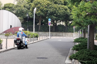物陰に隠れて取り締まる警察ってなんかズルい!?　いやいや海外の警察は「迷彩服で茂みに擬態」「トラック乗員に扮装」「工事作業員のコスプレ」でバンバン取り締まっていた!!