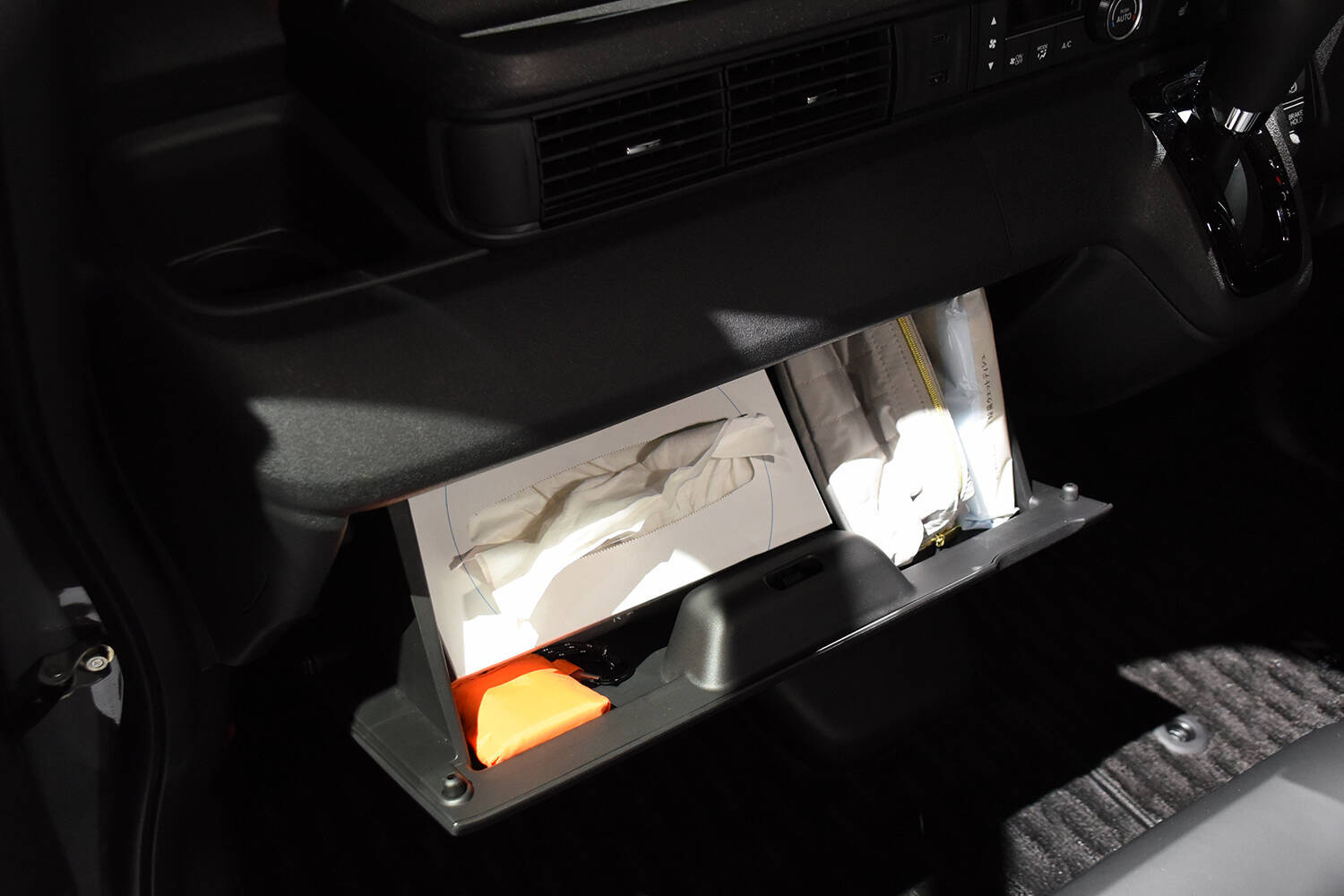 【速報】日本イチ売れてるクルマ「ホンダN-BOX」がフルモデルチェンジ！　見た目はコンサバもインテリアは大胆変更!!