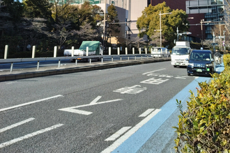 一般車は違反に注意したい「バス専用」と「バス優先」のレーン。自転車乗りも対象の通行ルールと罰則
