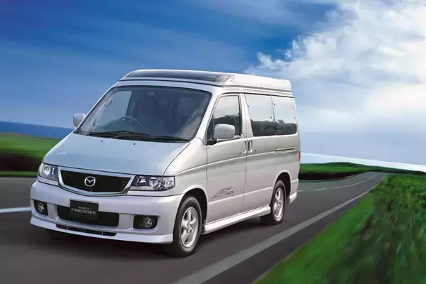 「秒で寝られるありがたさ！　かつてメーカー謹製の「ルーフトップテント」を標準装備したアウトドア最強車があった」の画像