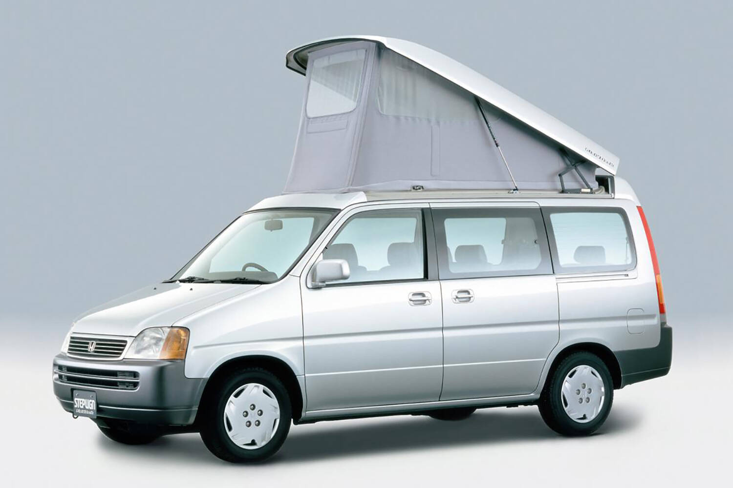 秒で寝られるありがたさ！　かつてメーカー謹製の「ルーフトップテント」を標準装備したアウトドア最強車があった