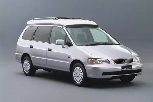 「秒で寝られるありがたさ！　かつてメーカー謹製の「ルーフトップテント」を標準装備したアウトドア最強車があった」の画像