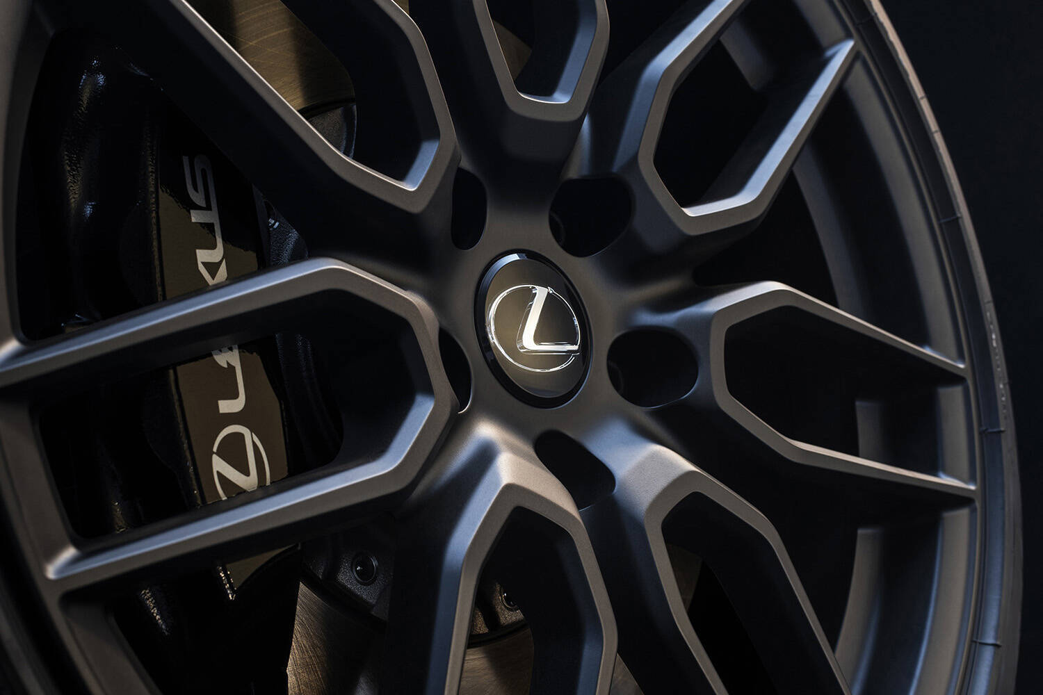 日本車最後の大排気量自然吸気エンジンのスポーツセダンかも！　レクサスIS500 “F SPORT Performance”と特別仕様車の価格を発表