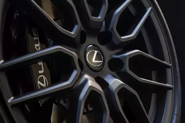 「日本車最後の大排気量自然吸気エンジンのスポーツセダンかも！　レクサスIS500 “F SPORT Performance”と特別仕様車の価格を発表」の画像