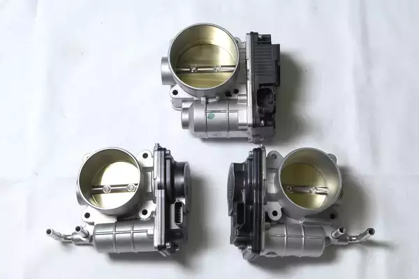 「高性能スポーツの証「多連スロットルバルブ方式」はナゼ消えた？　そもそも「スロットルとは」から解説！」の画像